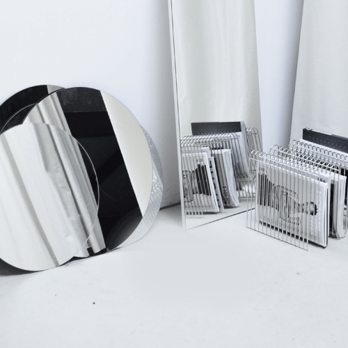 Photo d'un miroir qui reflète l'actualité avec un bac à journaux