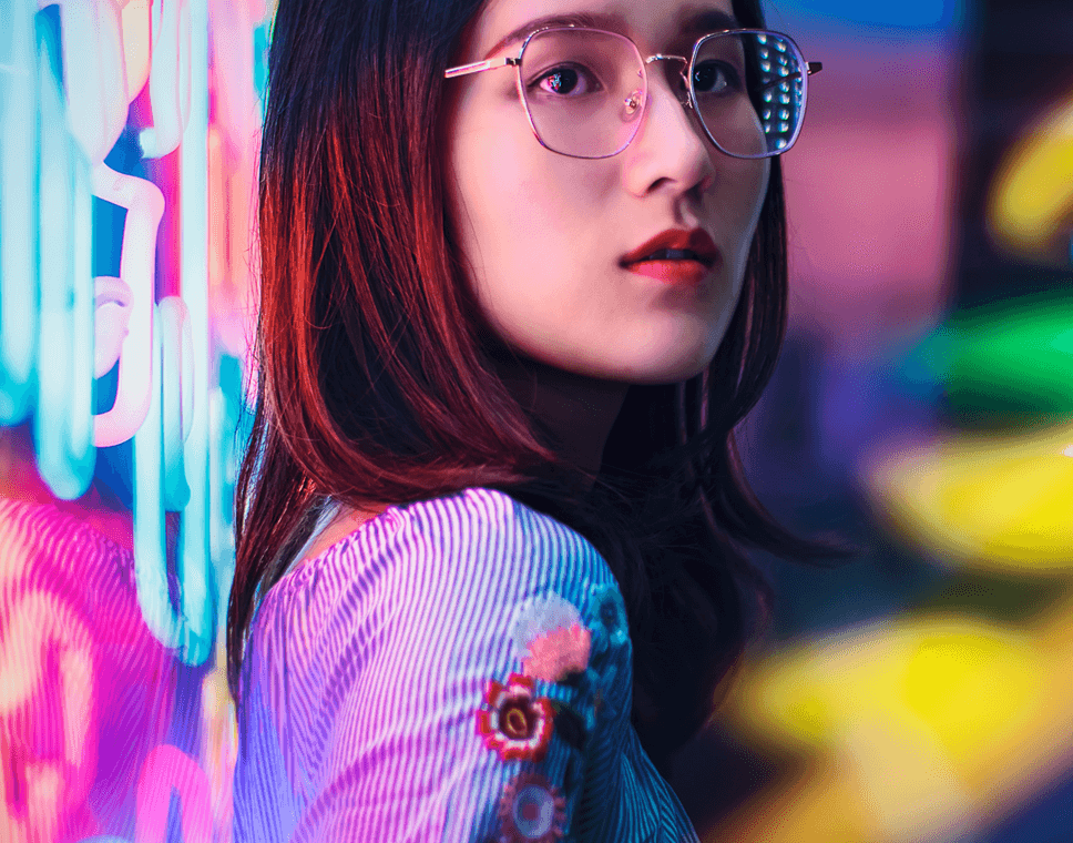 Photo de couverture Beauty in China - Femme à lunette prise en photo dans de magnifiques couleurs néon.