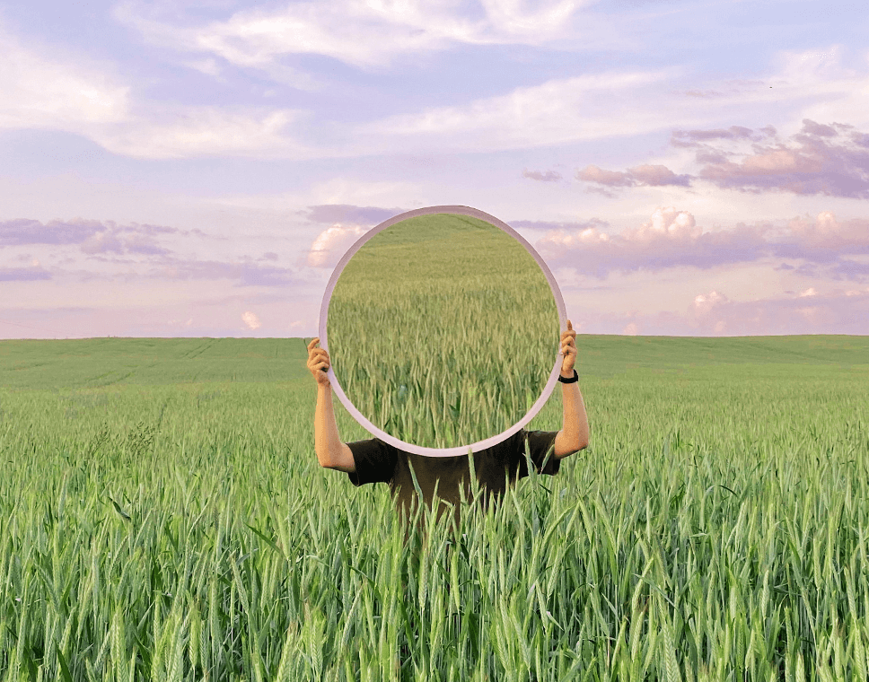 Insights Inside - édition 2021 - Personne se cachant derrière un miroir en pleine nature
