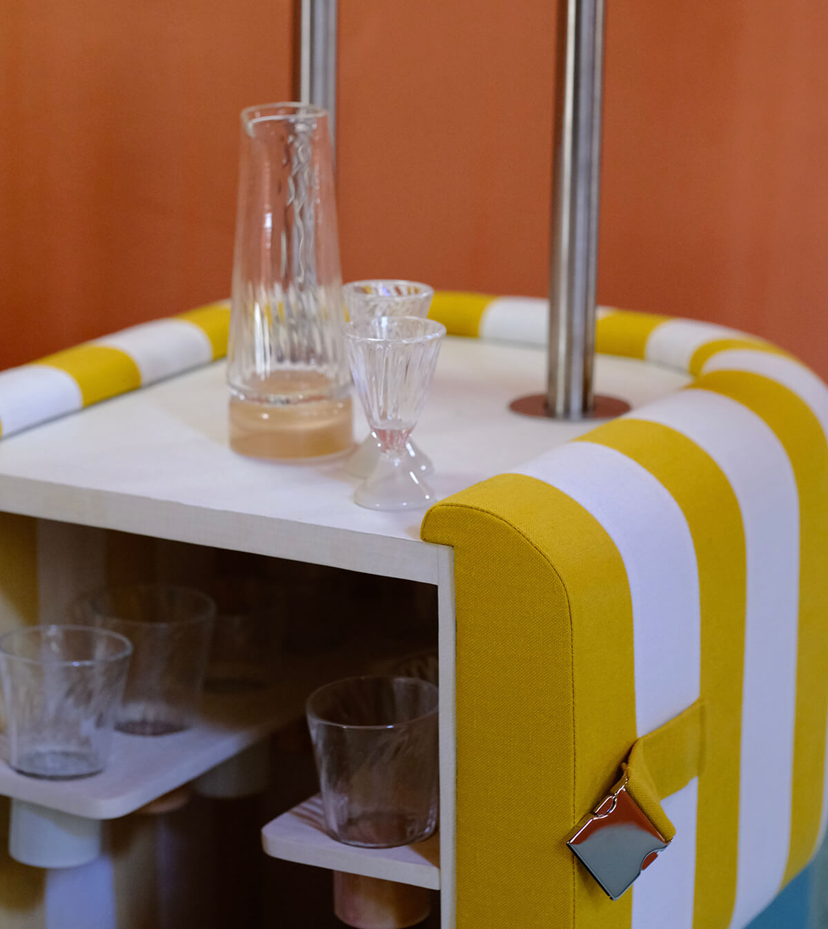 Table basse porte vaisselle jaune rayée 