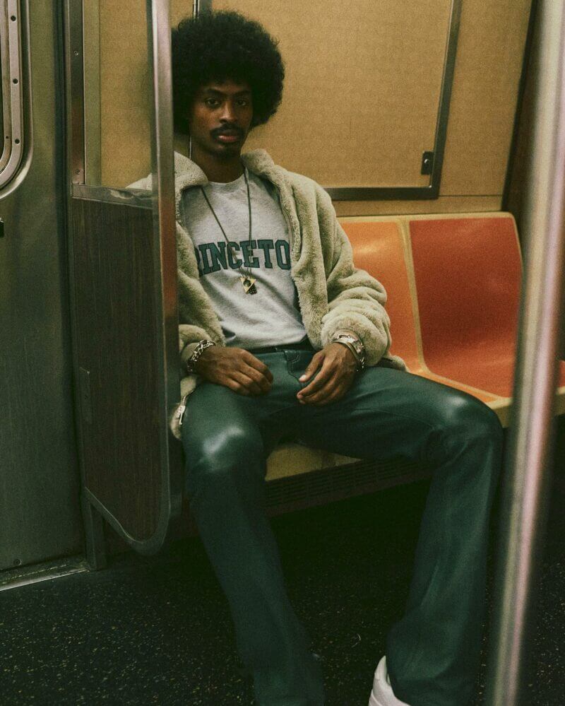 photo de la marque Mouty Paris, un homme au style RnB des années 1990 est assis dans le métro