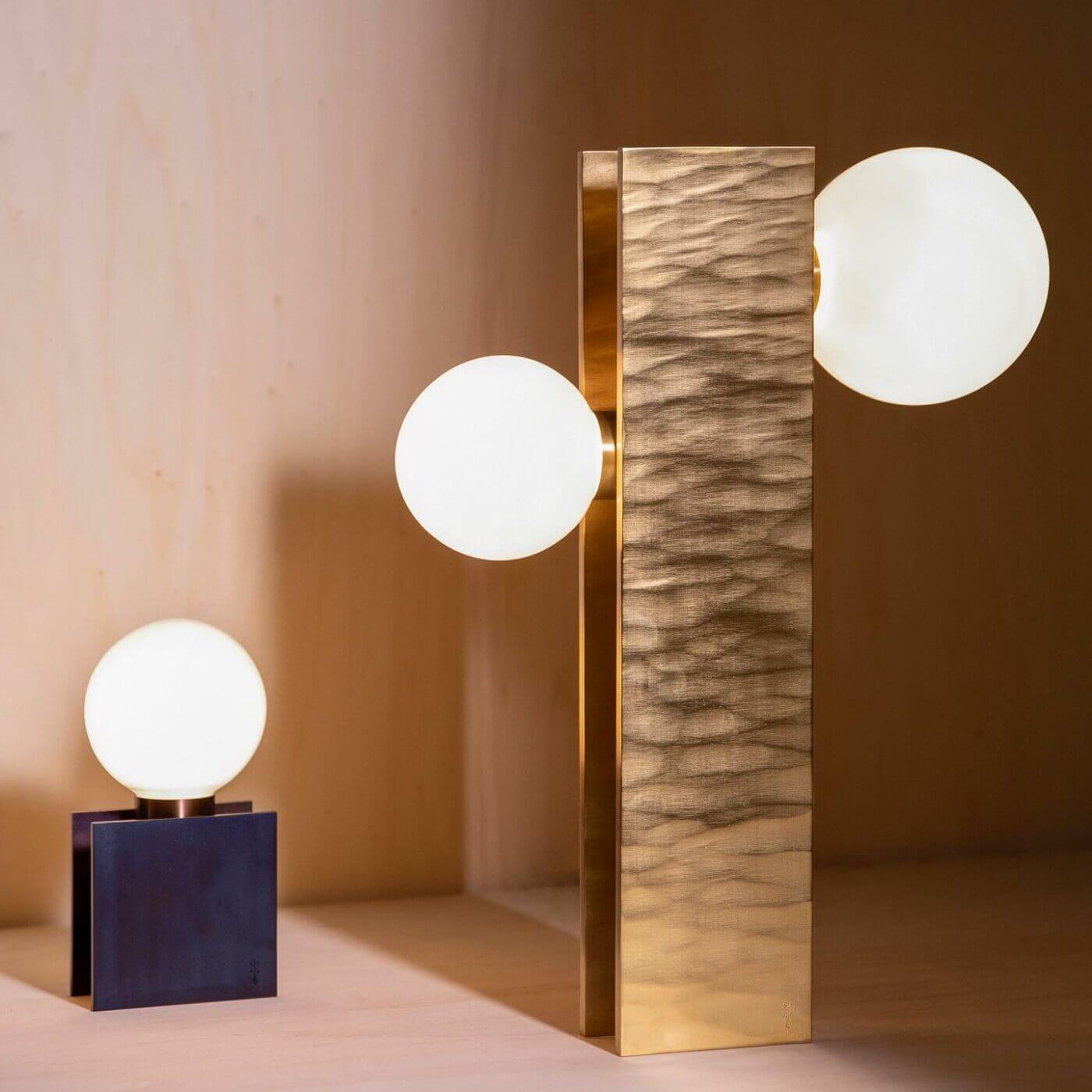 Lampes design composées d'imposantes ampoules rondes, sur des structures métalliques