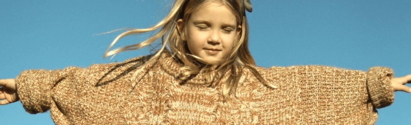 Photo d'une enfant portant un pull épais
