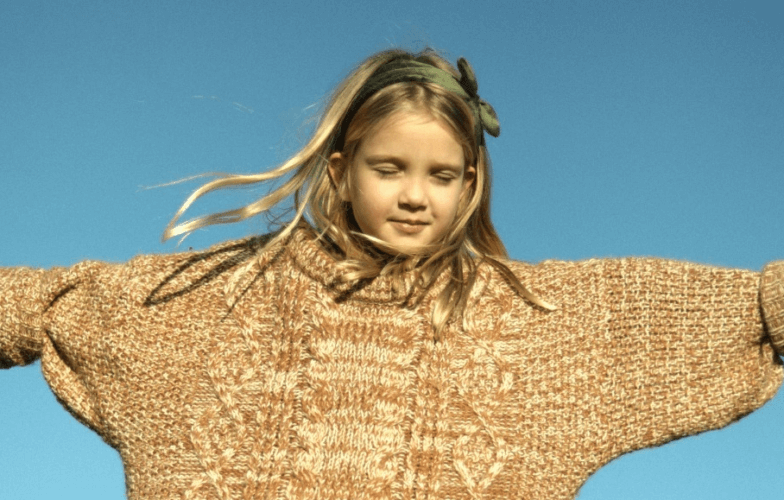 Photo d'une enfant portant un pull épais