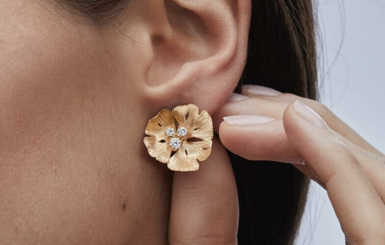 Boucle d'oreille en forme de fleur de la maison de joaillerie Vever