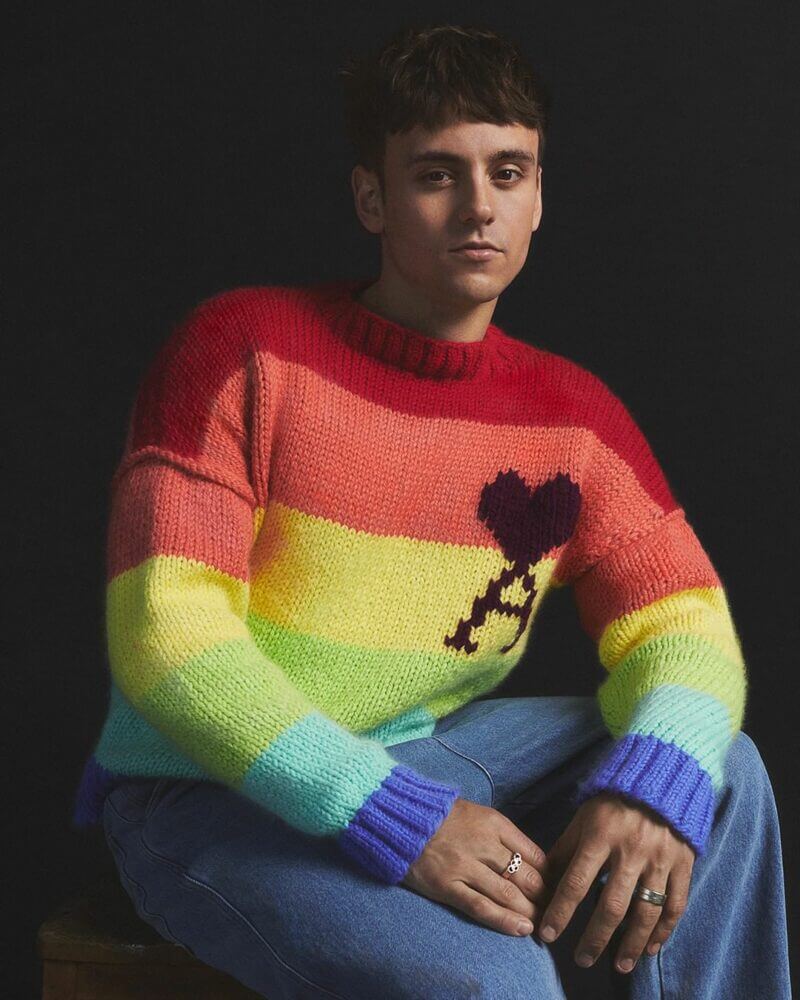 Tom Daley dans le pull Ami qu'il a tricoté à l'occasion du pride month 2022