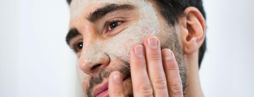 homme avec un masque de la marque de cosmétique pour homme bleu de peau