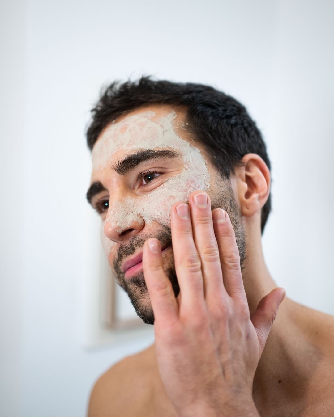 homme avec un masque de la marque de cosmétique pour homme bleu de peau