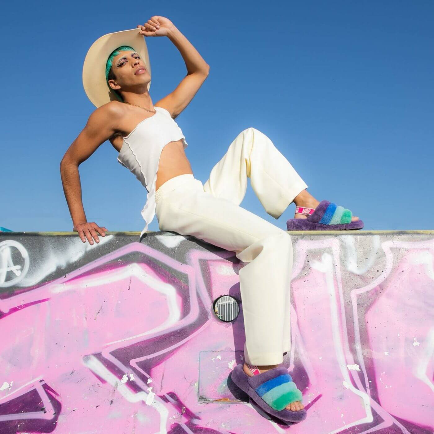 UGG x The Trevor Project collaborent pour le pride month 2022