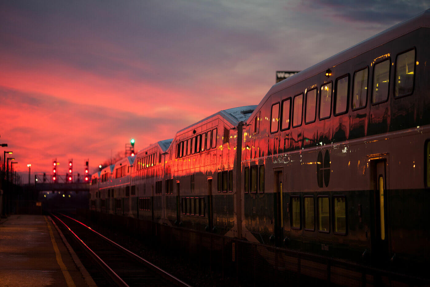 photo d'un train au couché de soleil