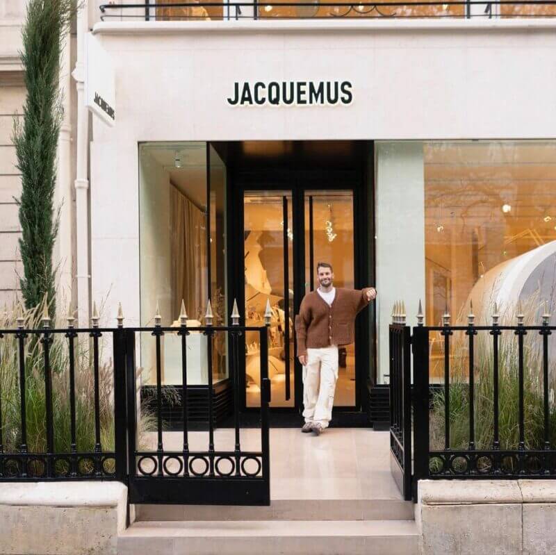 Jacquemus devant sa boutique