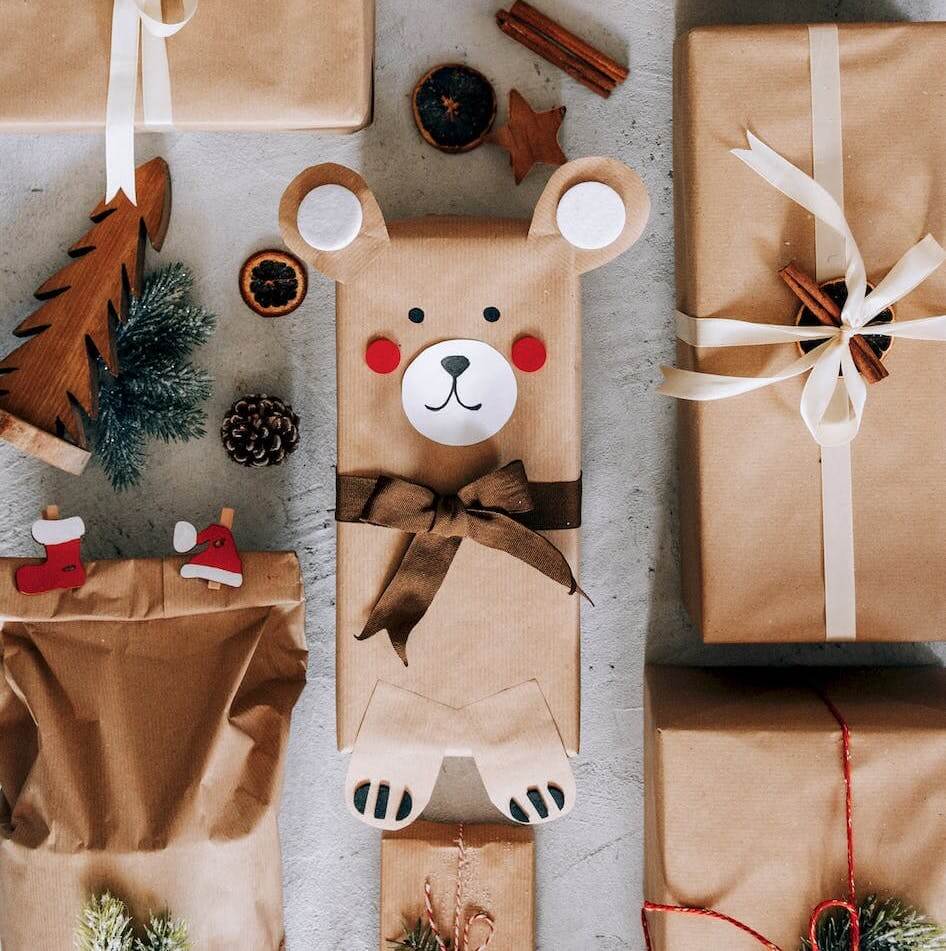 cadeaux emballés dans du papier craft