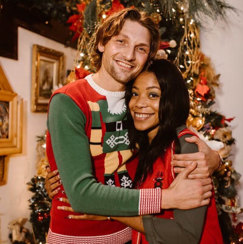 couple en pull moche de noel