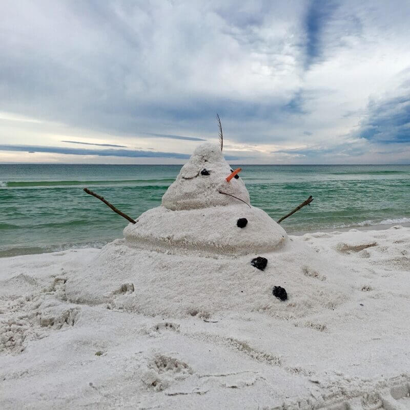 snowman-on-beach-1927360_1280
