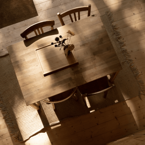 Table en bois dans une ambiance campagnarde
